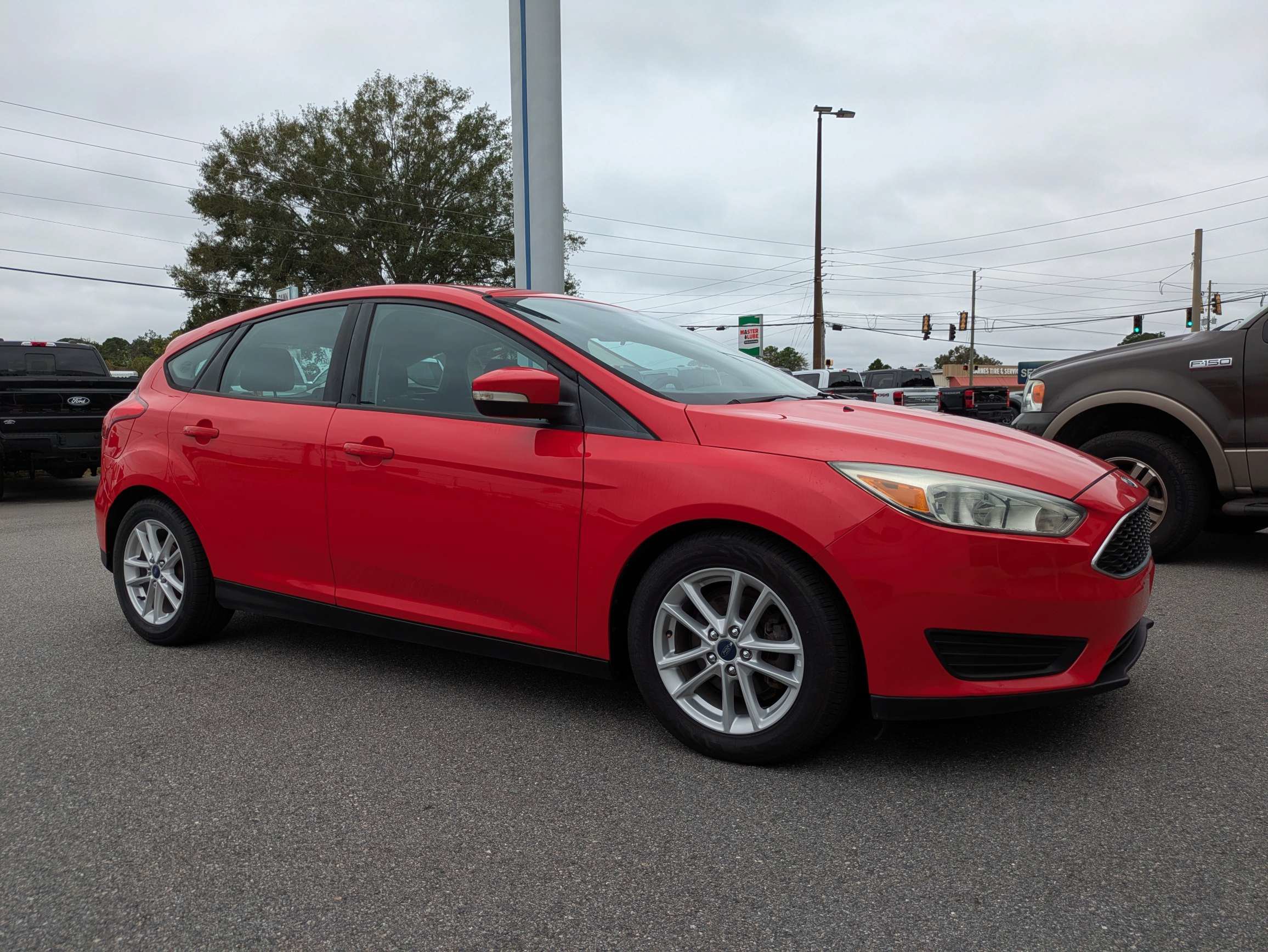 Used 2015 Ford Focus SE FWD image 2
