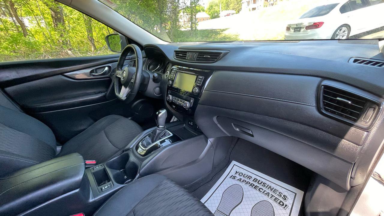 Used 2018 Nissan Rogue SV w/ Sun & Sound Touring Package image 29