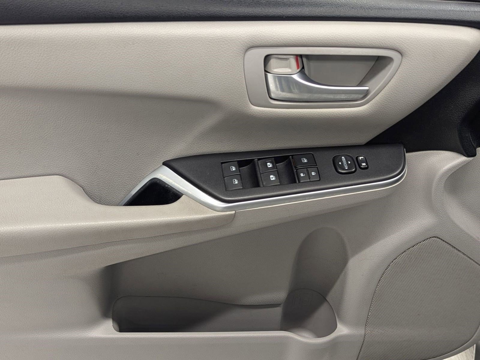 Used 2017 Toyota Camry LE image 10