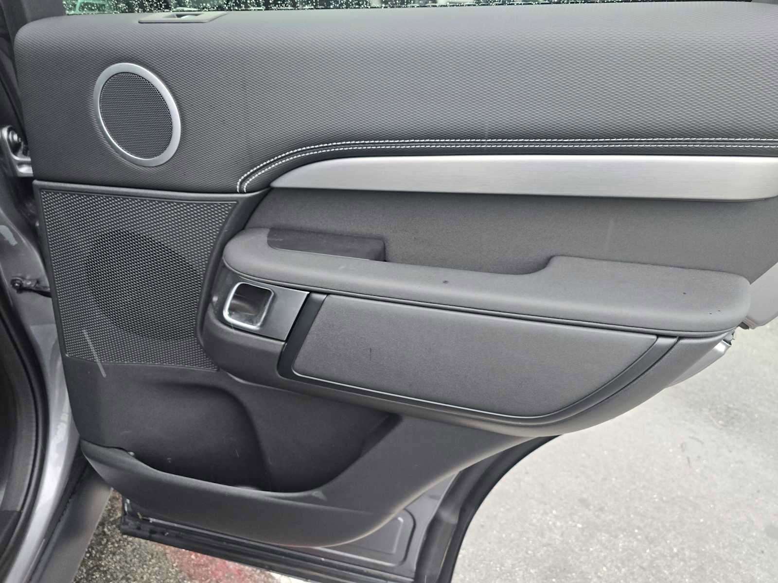 Used 2025 Land Rover Discovery Dynamic SE image 11