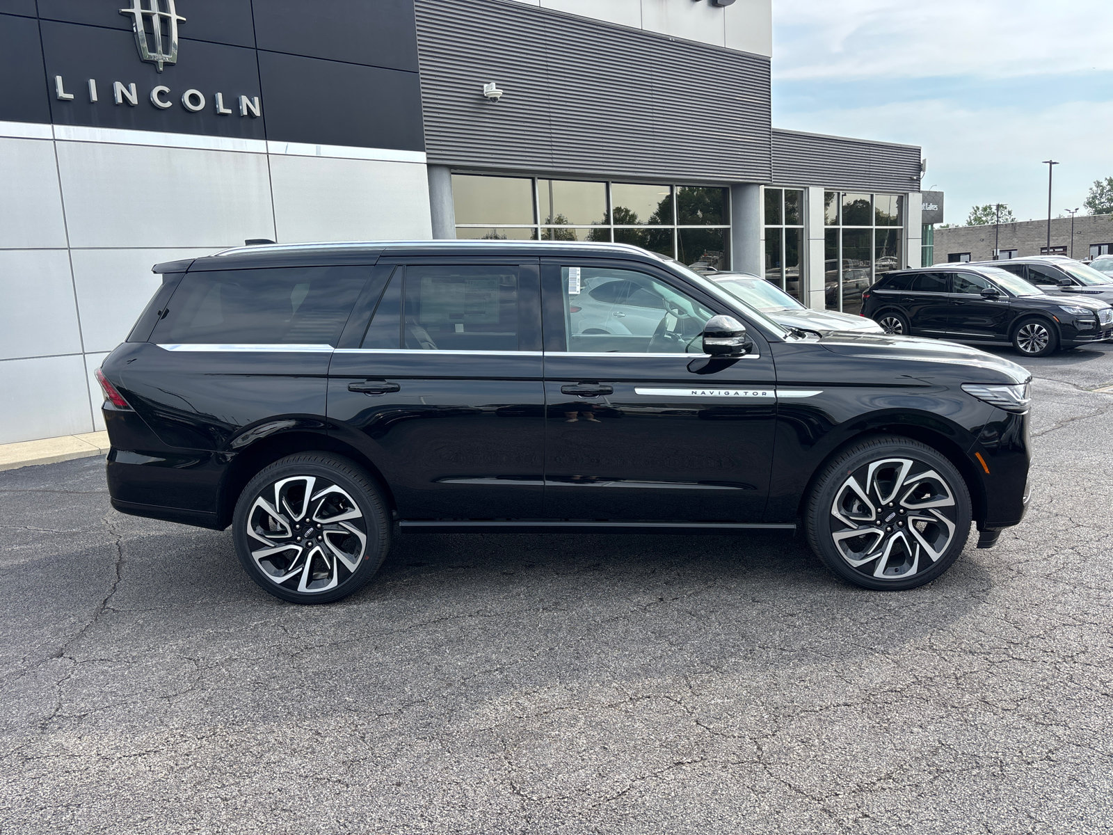 New 2026 Lincoln Navigator Reserve AWD/4WD image 8