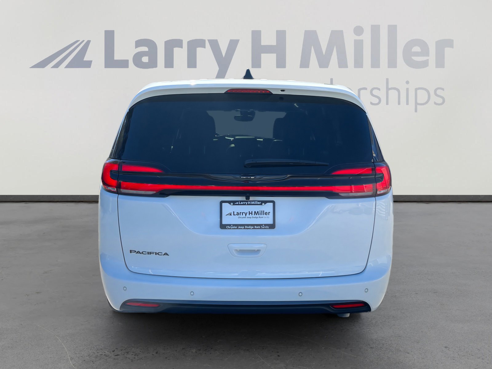 New 2026 Chrysler Pacifica Select image 4