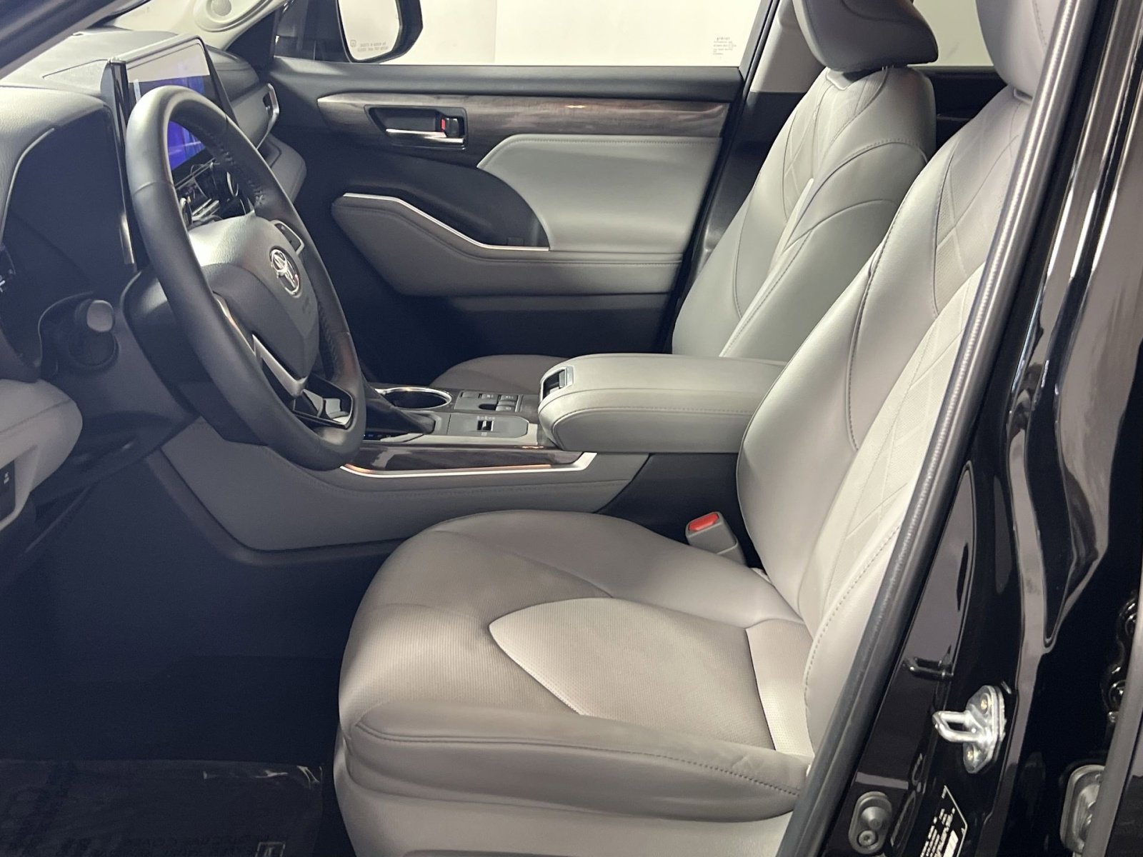 Used 2023 Toyota Highlander Platinum image 13