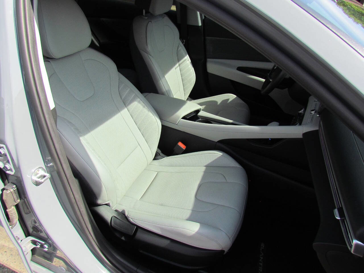Used 2021 Hyundai Elantra Limited image 17