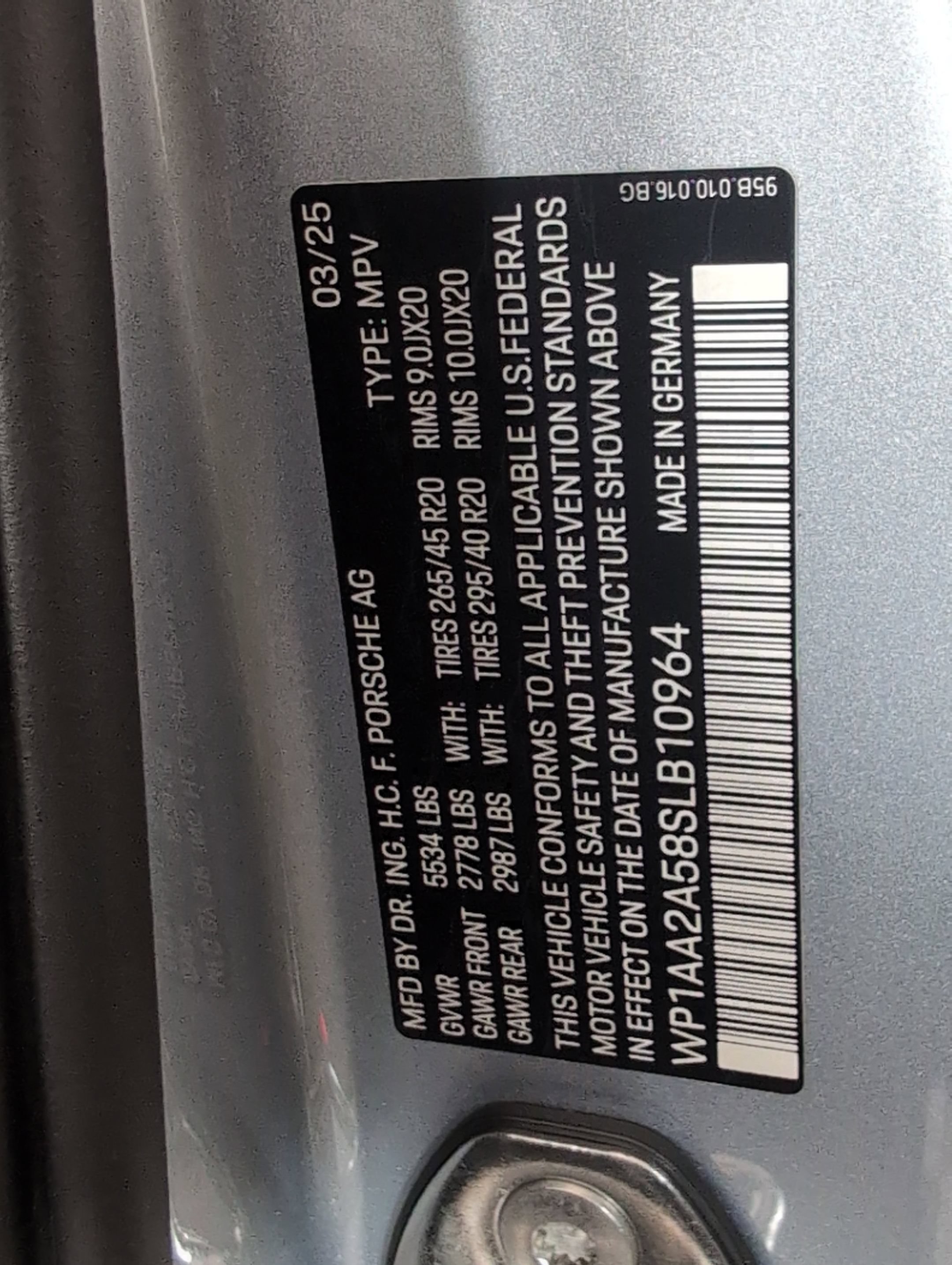 Certified 2025 Porsche Macan AWD/4WD image 30
