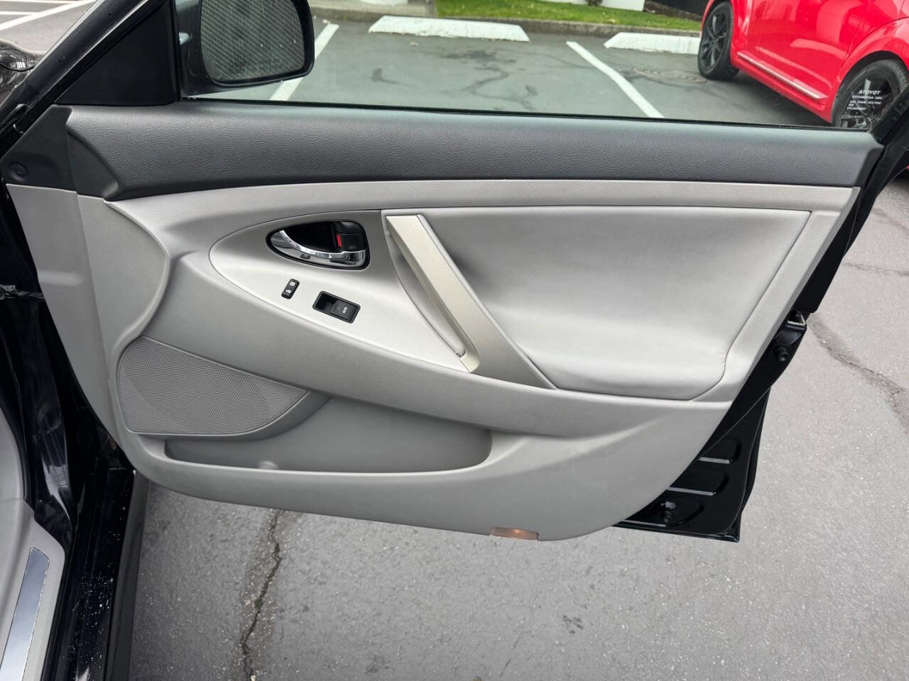 Used 2011 Toyota Camry SE w/ SE/XLE Extra-Value Pkg image 17