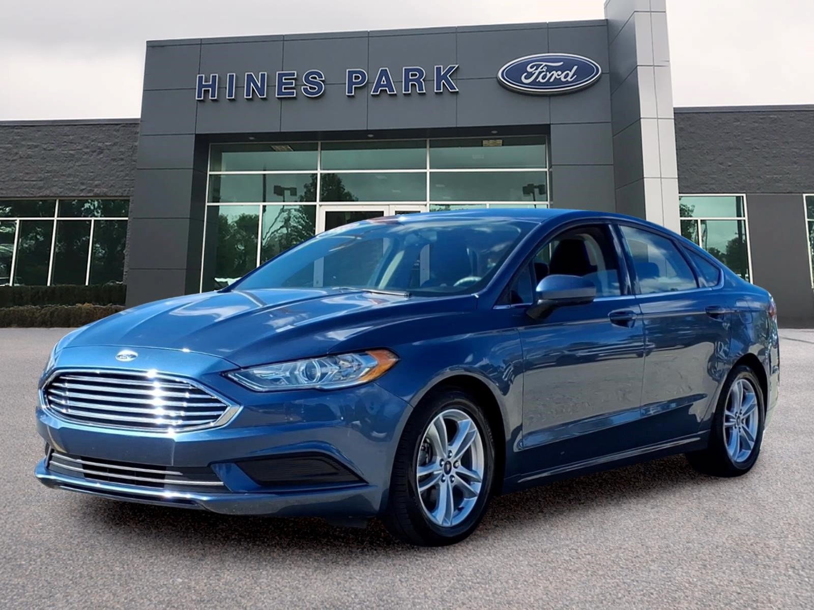 Used 2018 Ford Fusion SE w/ Fusion SE Technology Package FWD image 3