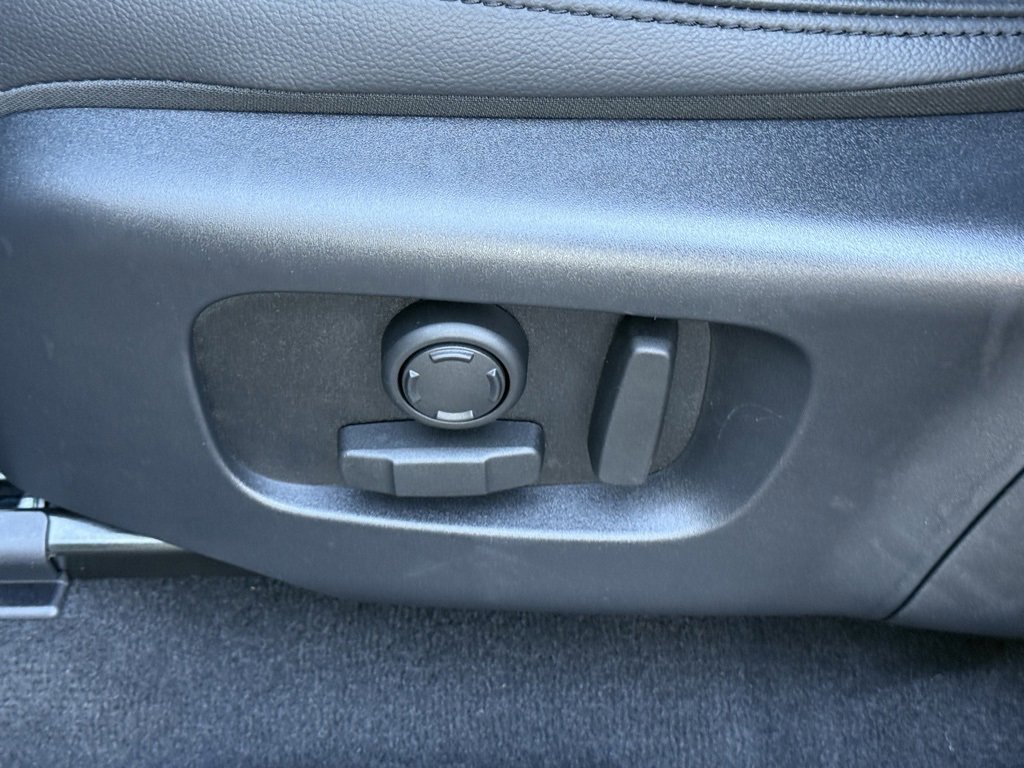 Used 2025 Land Rover Discovery Sport S image 16