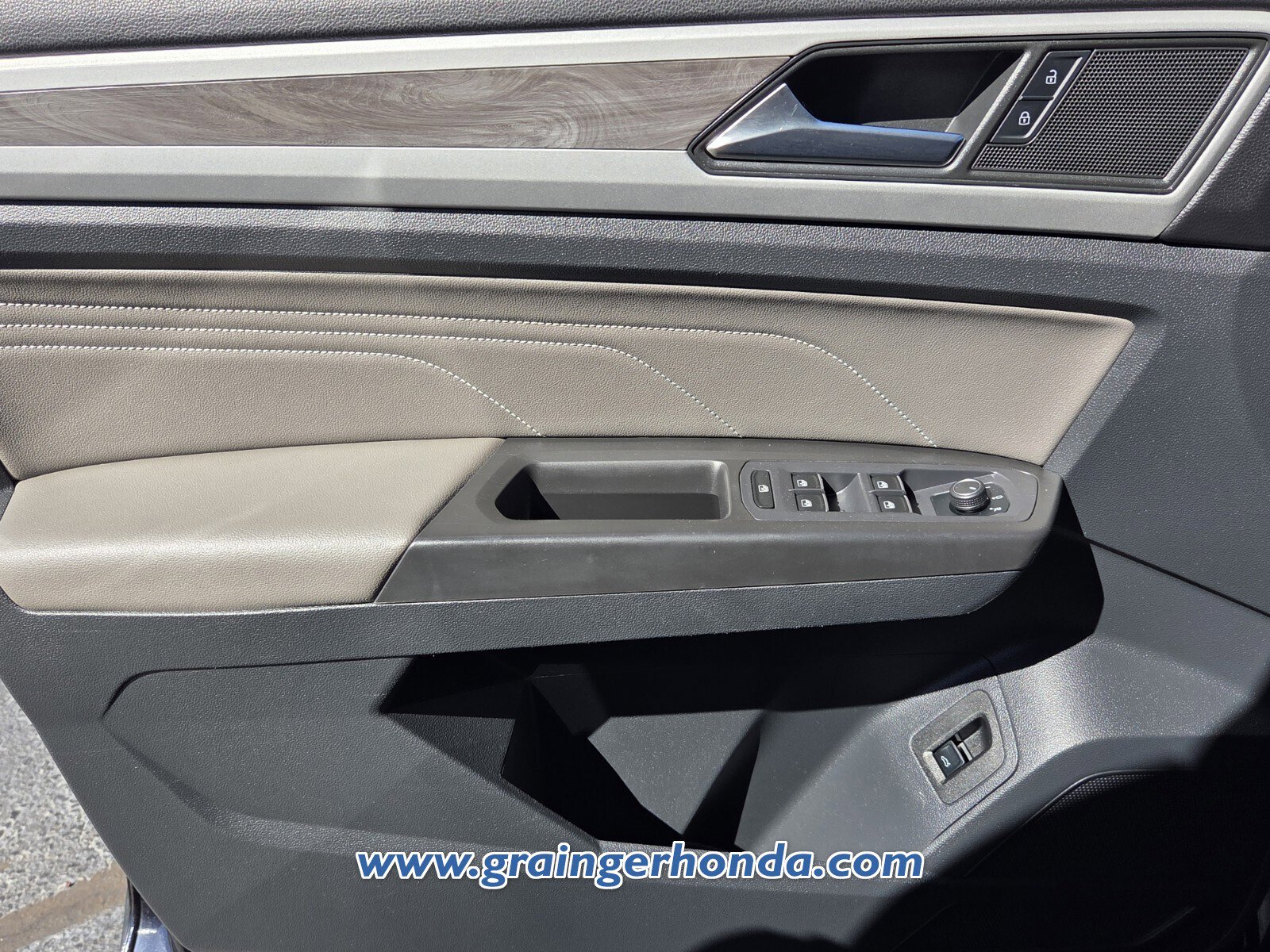 Used 2022 Volkswagen Atlas Cross Sport SE image 28