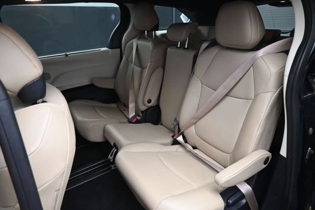 Used 2023 Toyota Sienna XLE FWD image 18