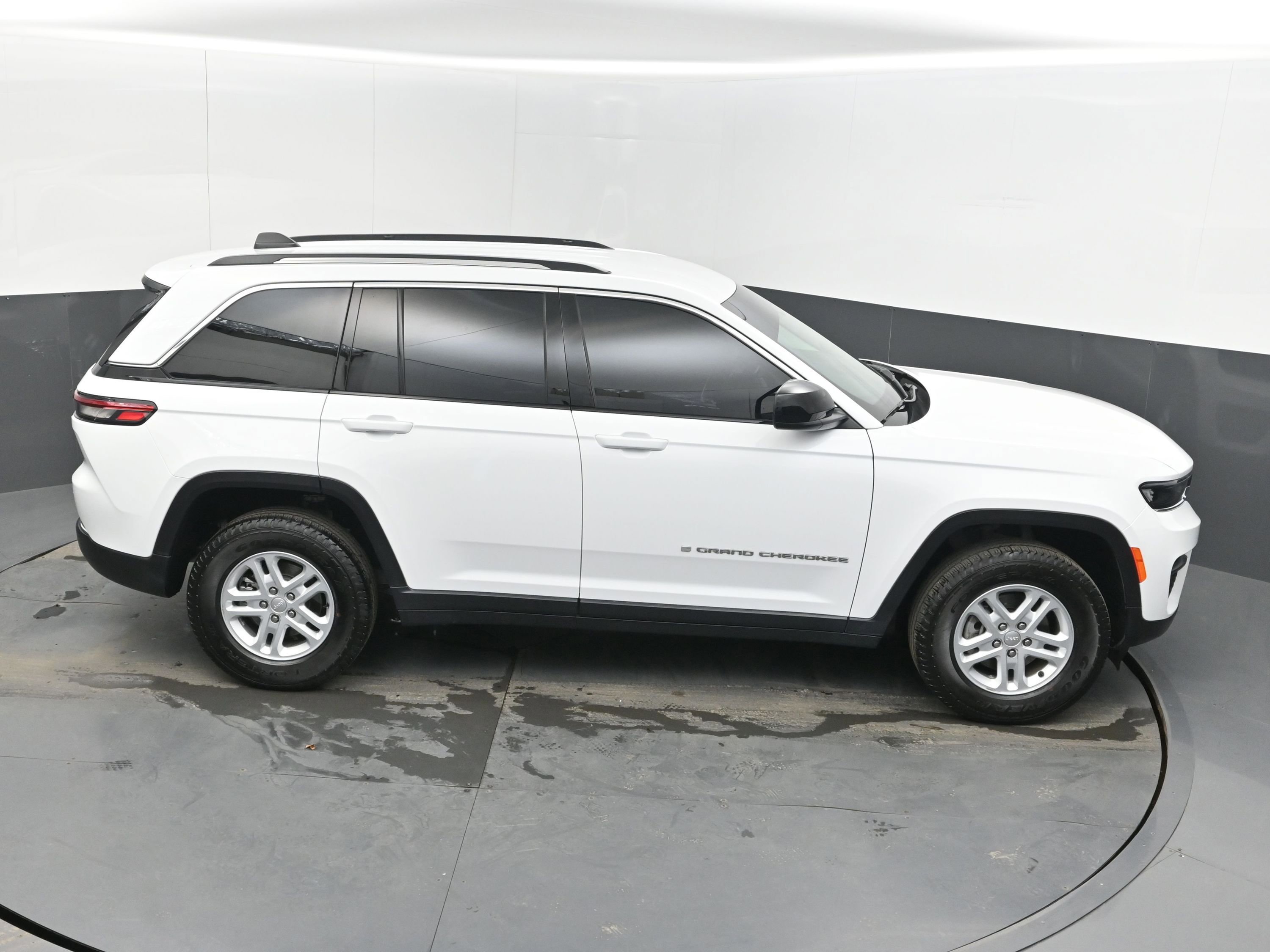 Used 2023 Jeep Grand Cherokee Laredo AWD/4WD image 37