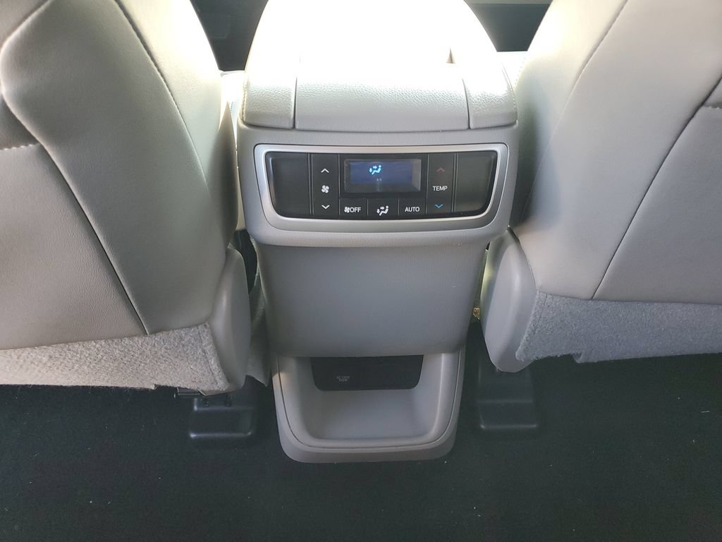 Used 2019 Toyota Highlander XLE AWD/4WD image 25