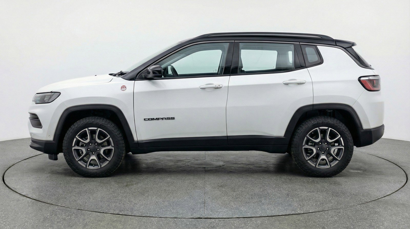 Used 2025 Jeep Compass Trailhawk AWD/4WD image 5