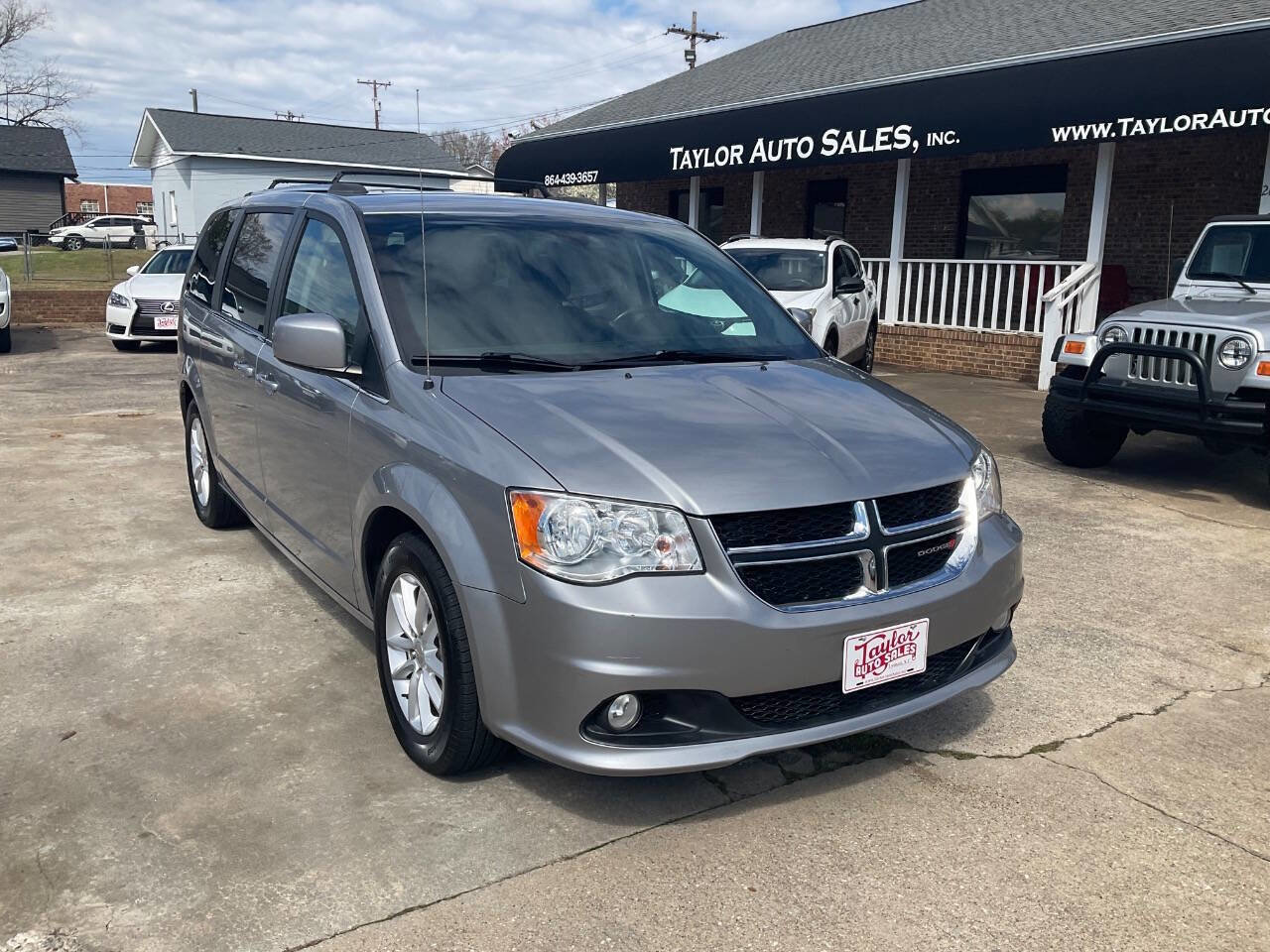 Used 2019 Dodge Grand Caravan SXT FWD image 1
