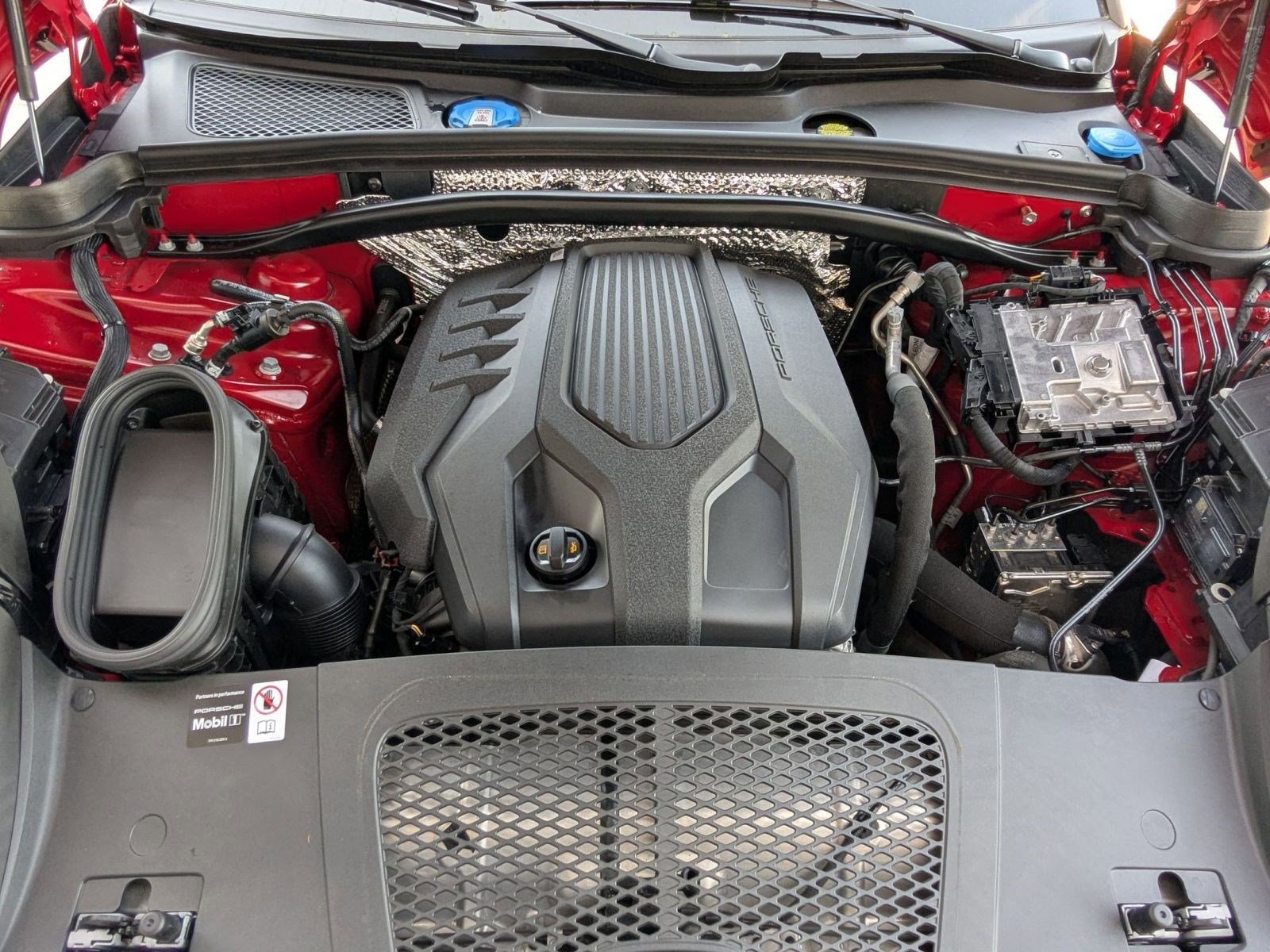 Certified 2025 Porsche Macan image 28