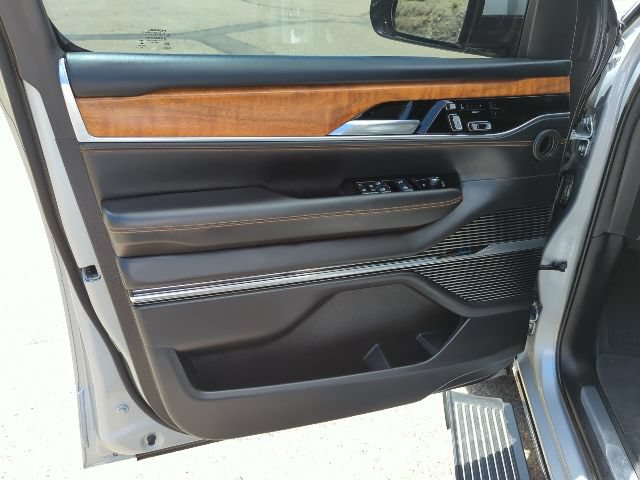 Certified 2022 Jeep Grand Wagoneer Series III w/ HD Trailer Tow Package AWD/4WD image 18