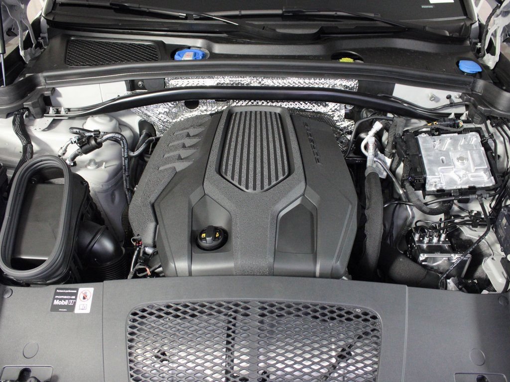 Certified 2026 Porsche Macan AWD/4WD image 39