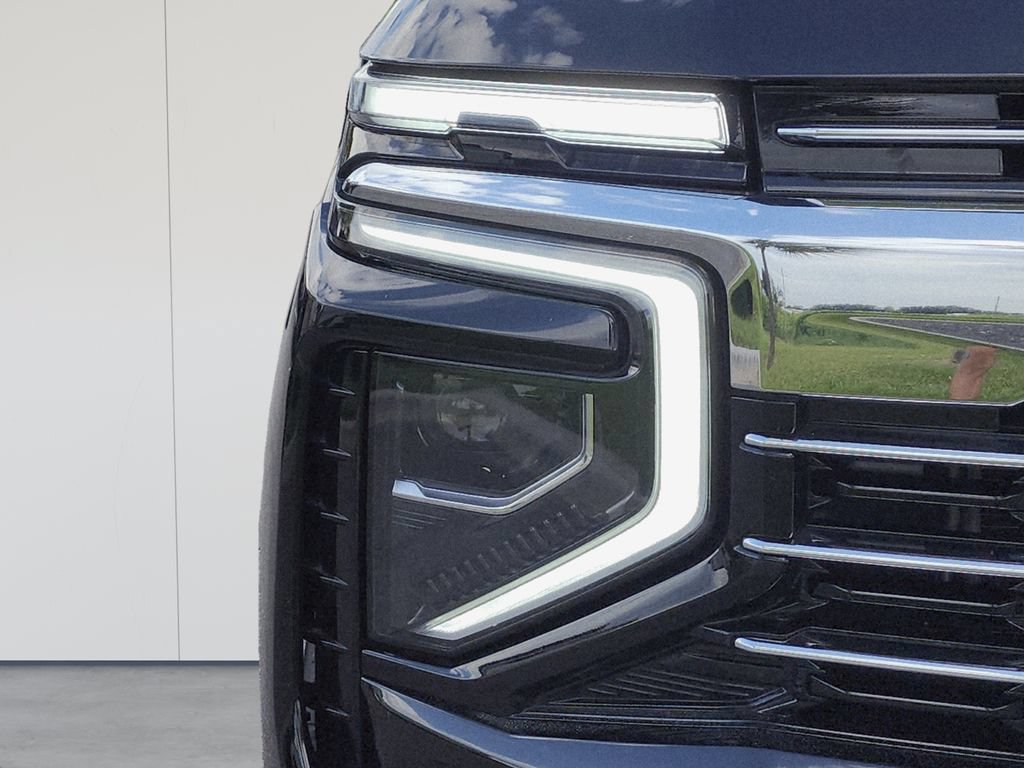 Used 2025 Chevrolet Suburban LT RWD image 9