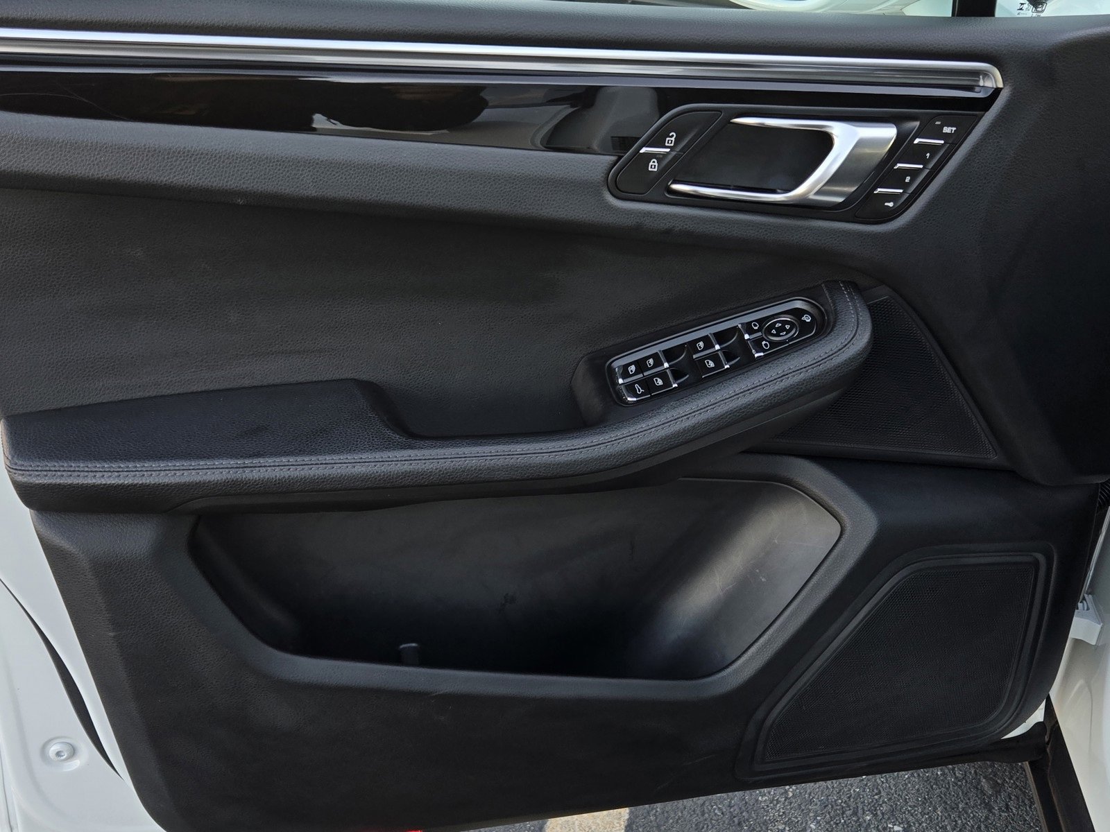 Used 2024 Porsche Macan image 9