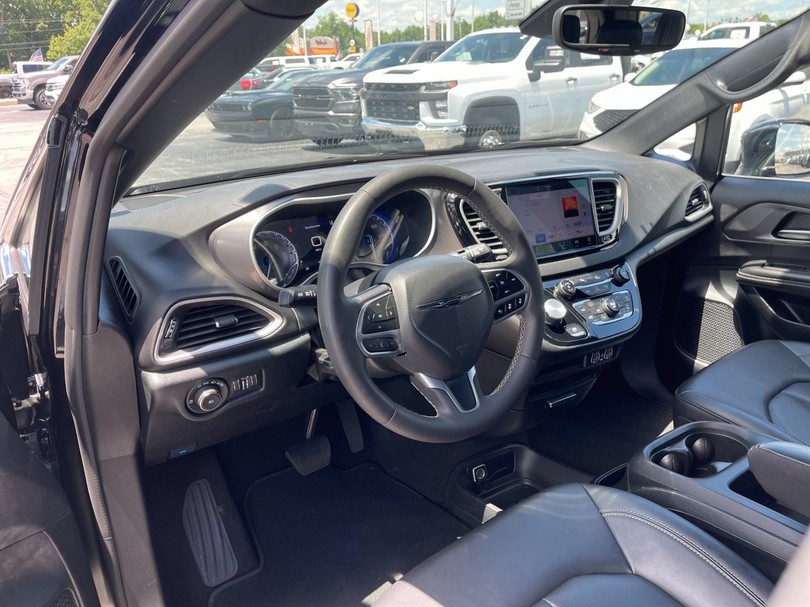 Used 2025 Chrysler Pacifica Select FWD image 11