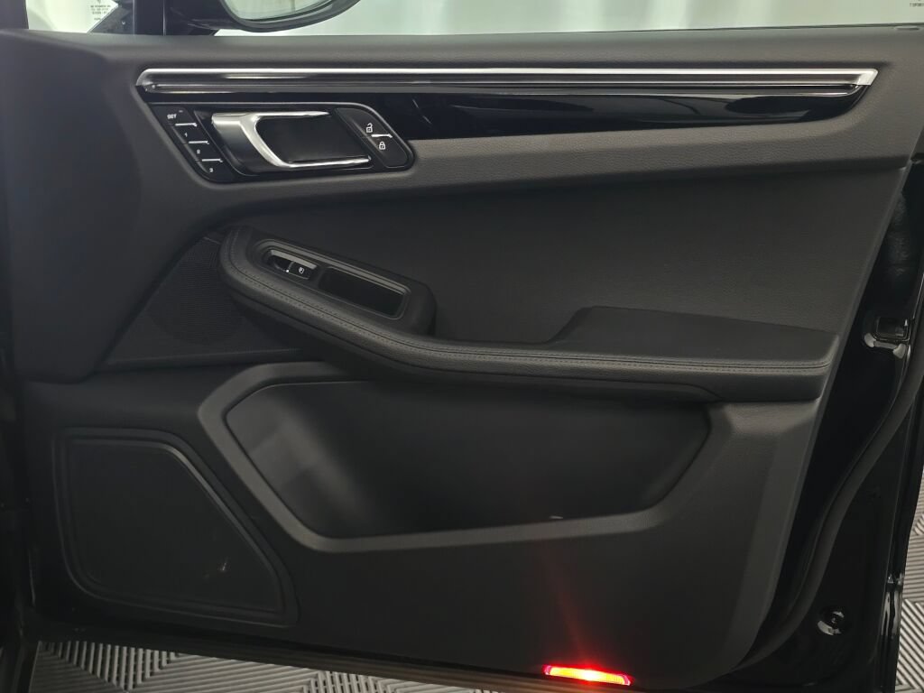 Certified 2024 Porsche Macan AWD/4WD image 28