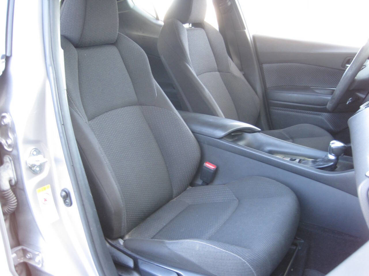 Used 2019 Toyota C-HR LE image 28