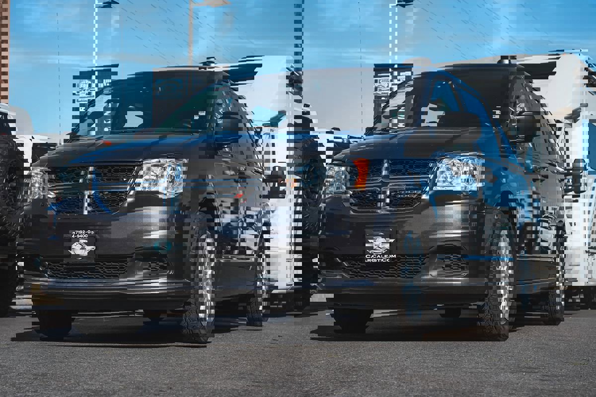 Used 2019 Dodge Grand Caravan SE image 2