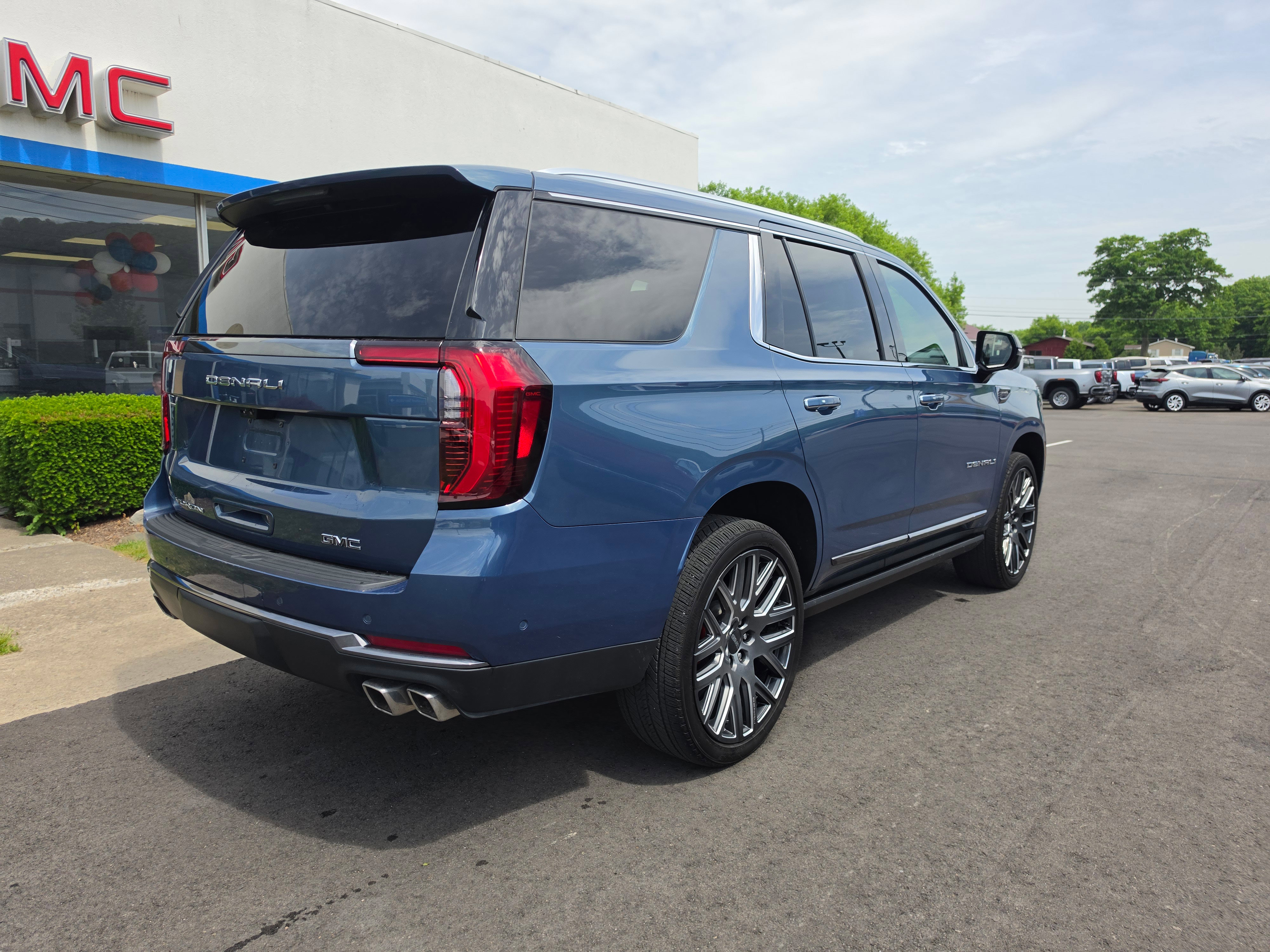 Used 2025 GMC Yukon Denali Ultimate AWD/4WD image 3