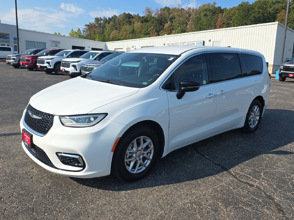 Used 2024 Chrysler Pacifica Touring-L FWD image 4