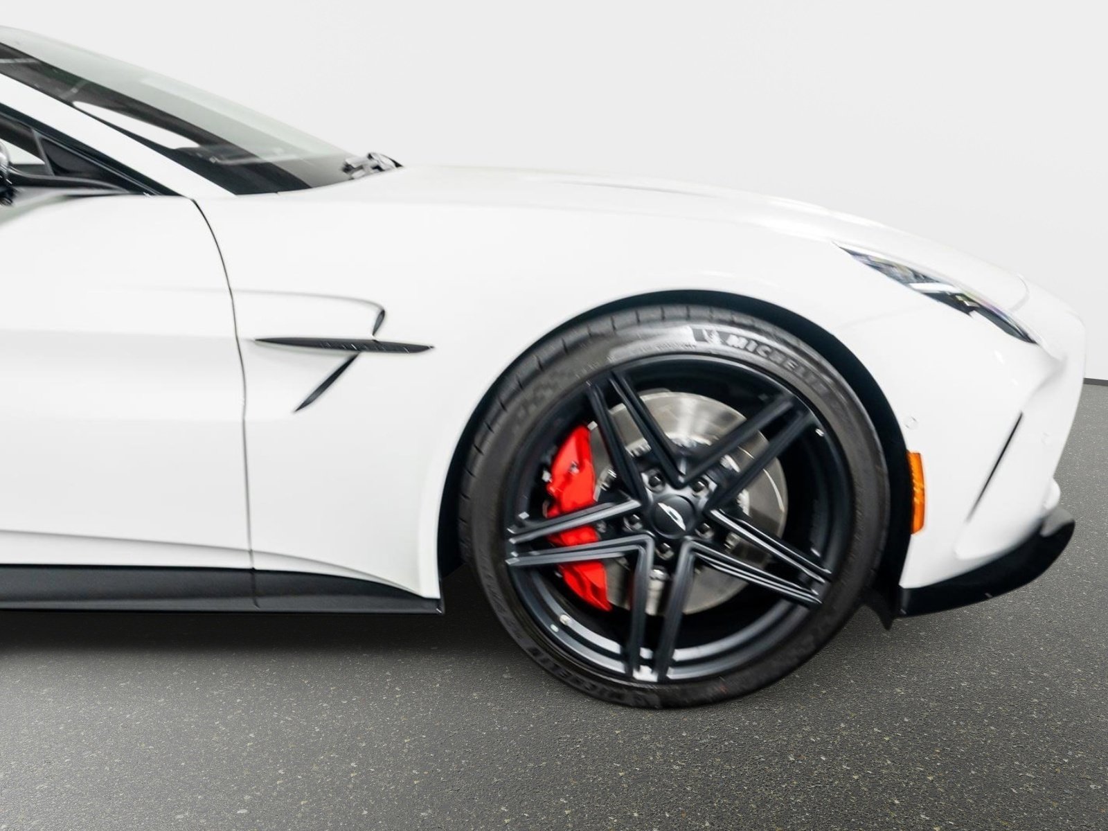 Used 2025 Aston Martin V8 Vantage Coupe image 5