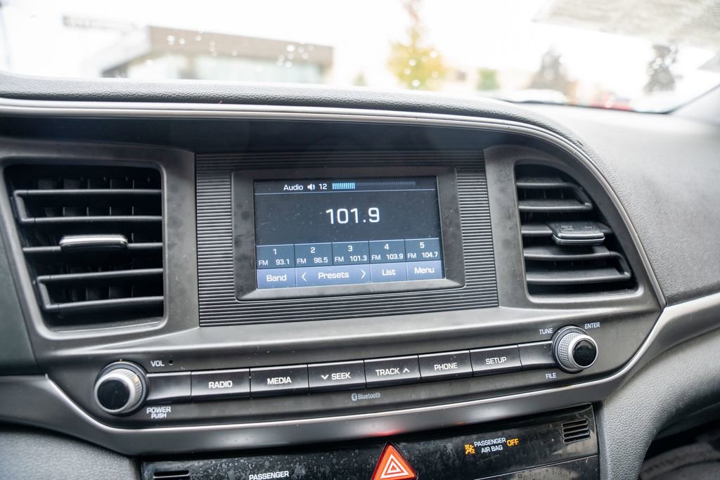 Used 2020 Hyundai Elantra SE w/ Winter Weather Package image 24