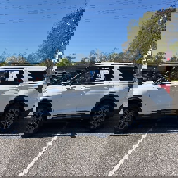 Used 2022 Ford Explorer XLT w/ Equipment Group 202A AWD/4WD image 7