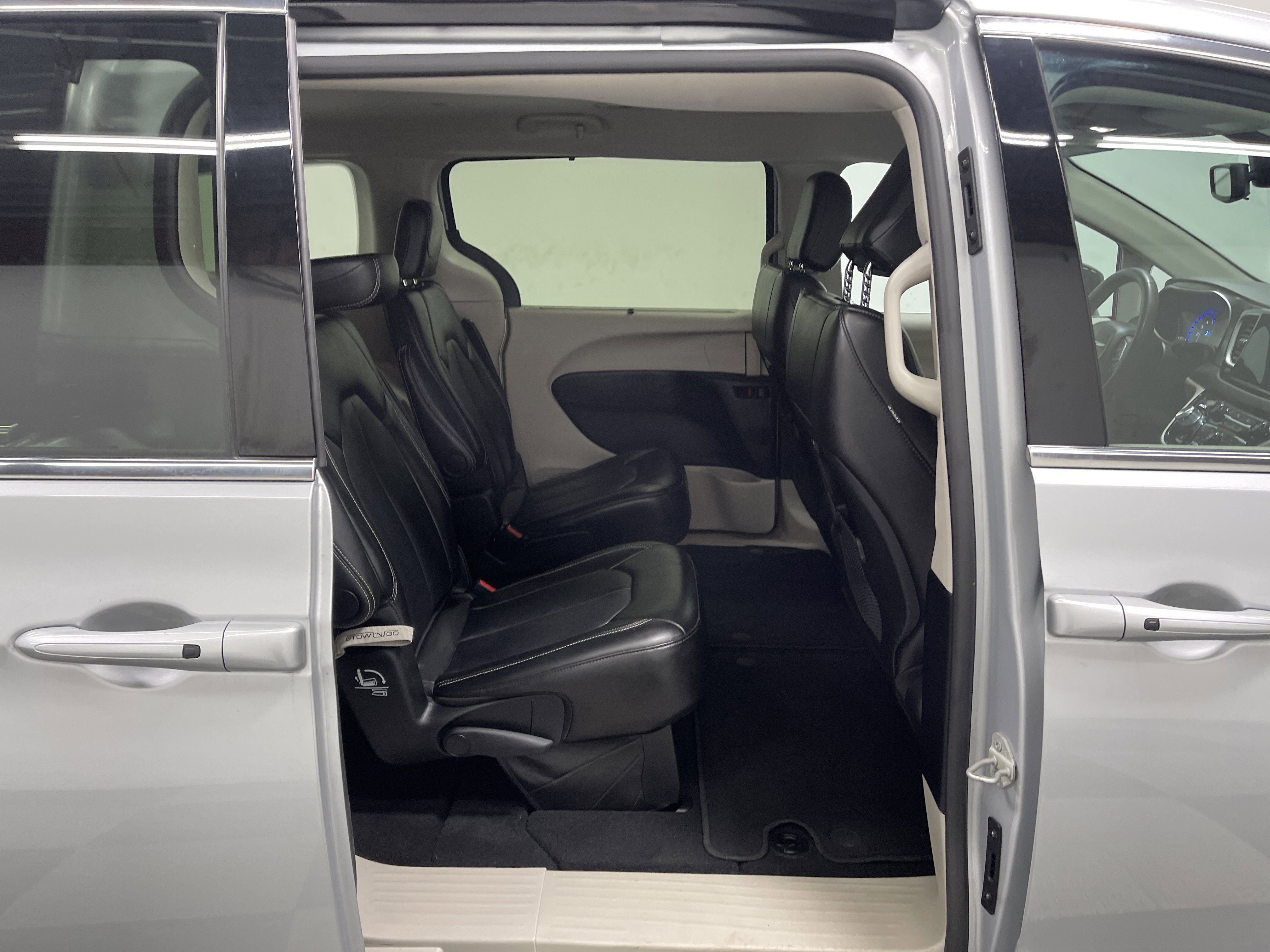 Used 2024 Chrysler Pacifica Touring-L image 18