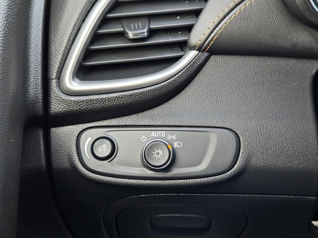 Used 2022 Chevrolet Trax LT w/ LT Convenience Package image 12