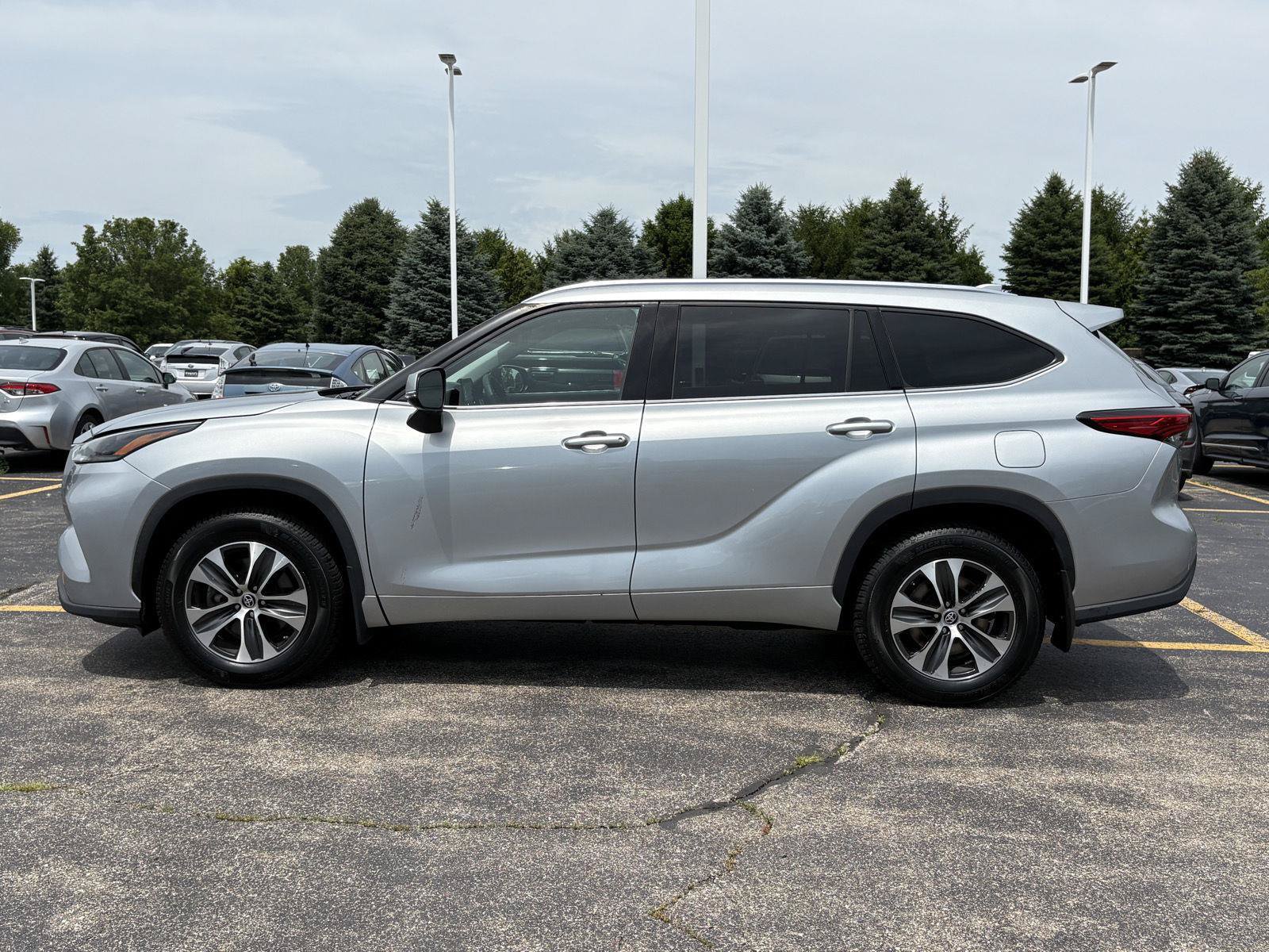 Used 2021 Toyota Highlander XLE AWD/4WD image 4