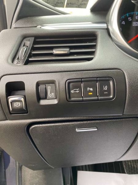 Used 2017 Chevrolet Impala LT w/ Convenience Package image 16