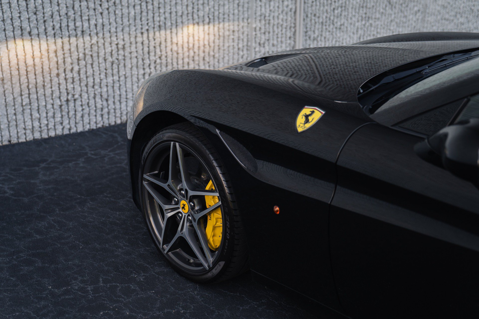Used 2017 Ferrari California T RWD image 22