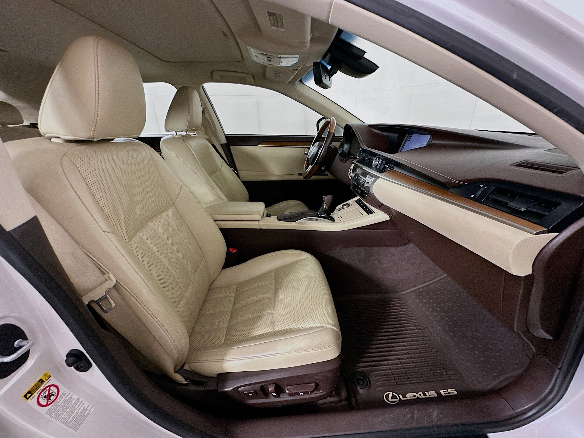 Used 2017 Lexus ES 300h w/ Luxury Package FWD image 32