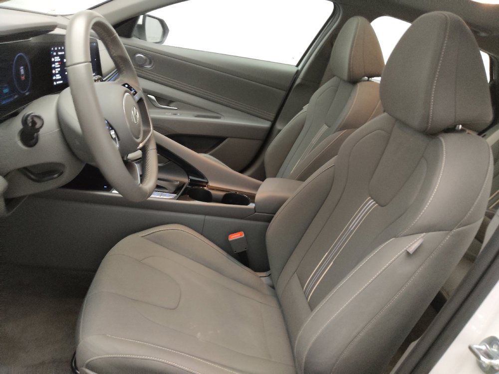 Used 2025 Hyundai Elantra SEL FWD image 17