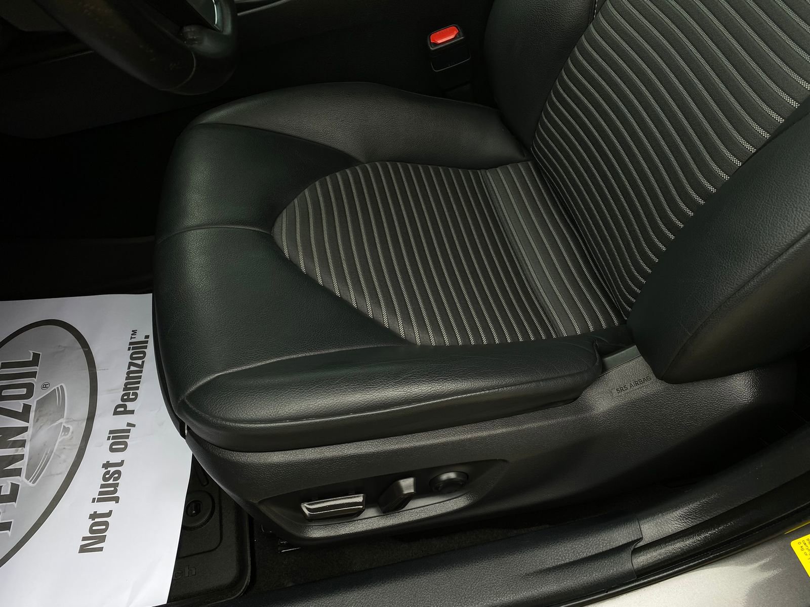 Used 2020 Toyota Camry SE FWD image 11