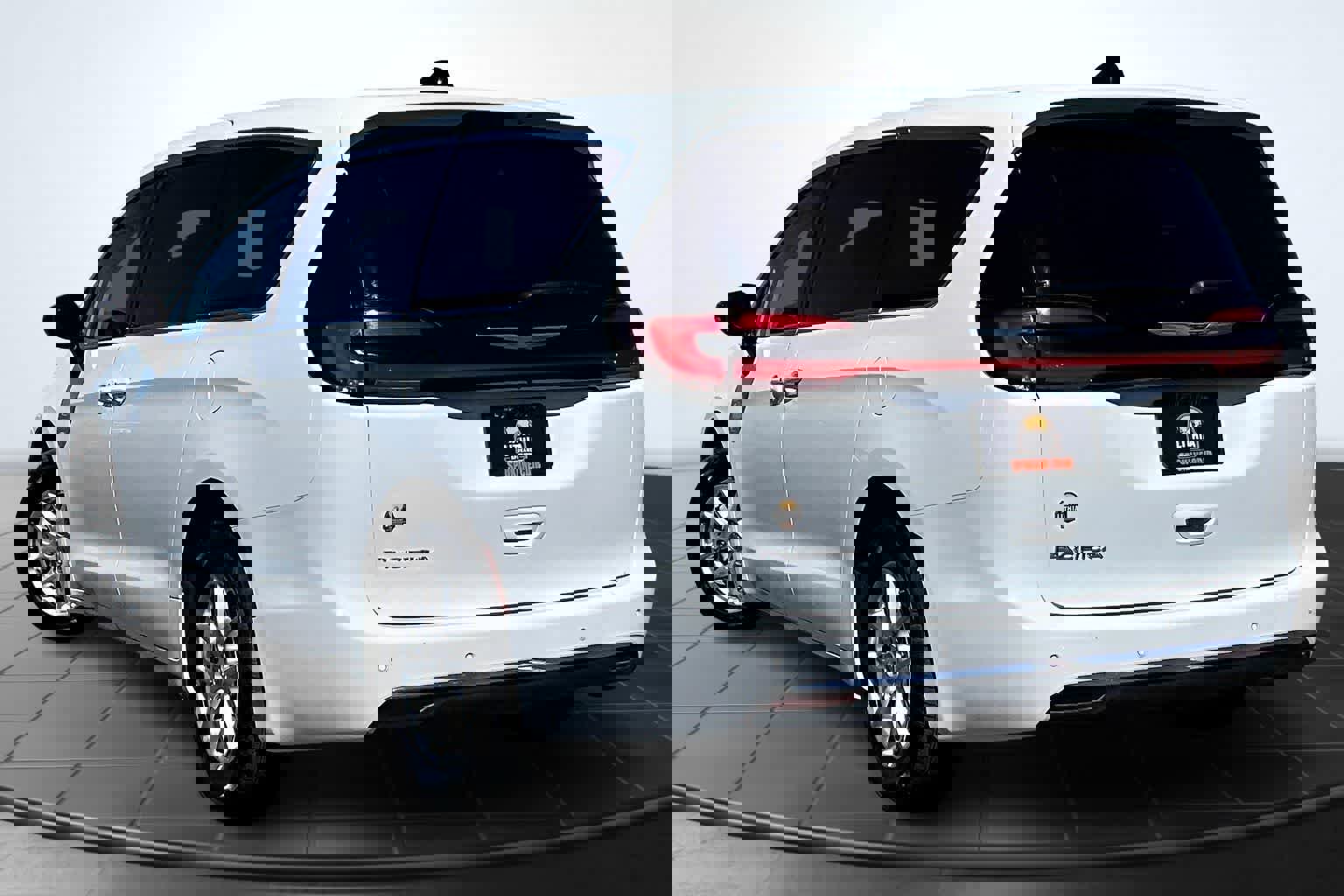 Used 2024 Chrysler Pacifica Touring-L image 4