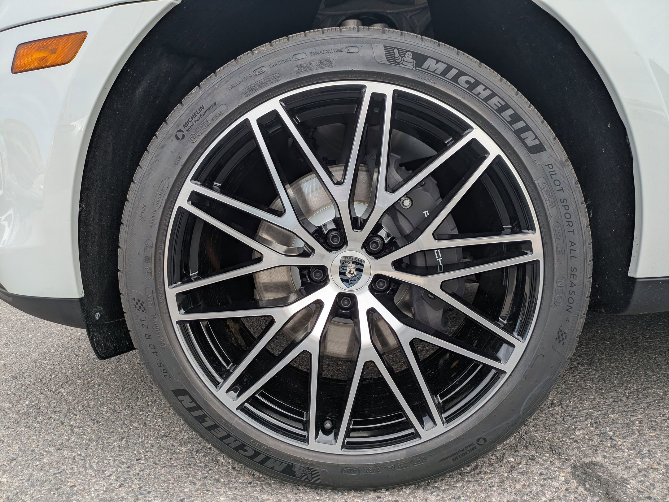 Certified 2025 Porsche Macan image 30