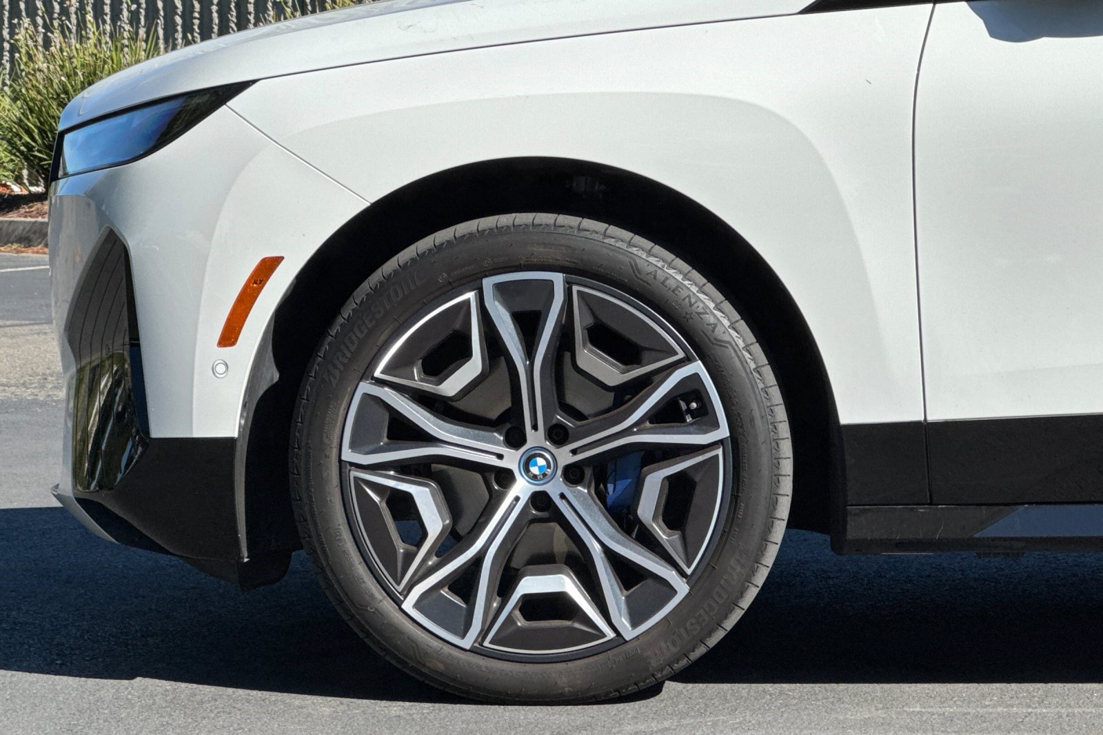 Used 2024 BMW iX xDrive50 w/ Sport Package AWD/4WD image 39