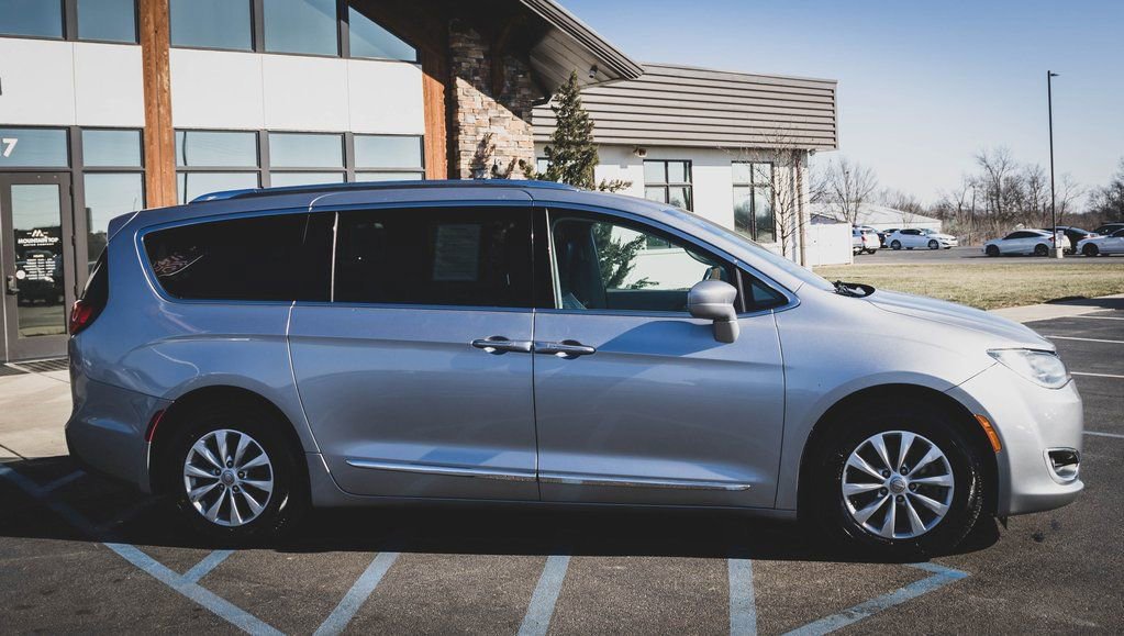 Used 2019 Chrysler Pacifica Touring-L image 25