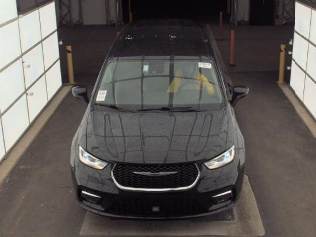 Used 2023 Chrysler Pacifica Touring-L FWD image 2