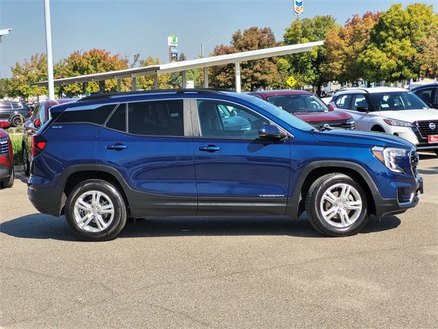 Used 2022 GMC Terrain SLE w/ Driver Convenience Package image 4