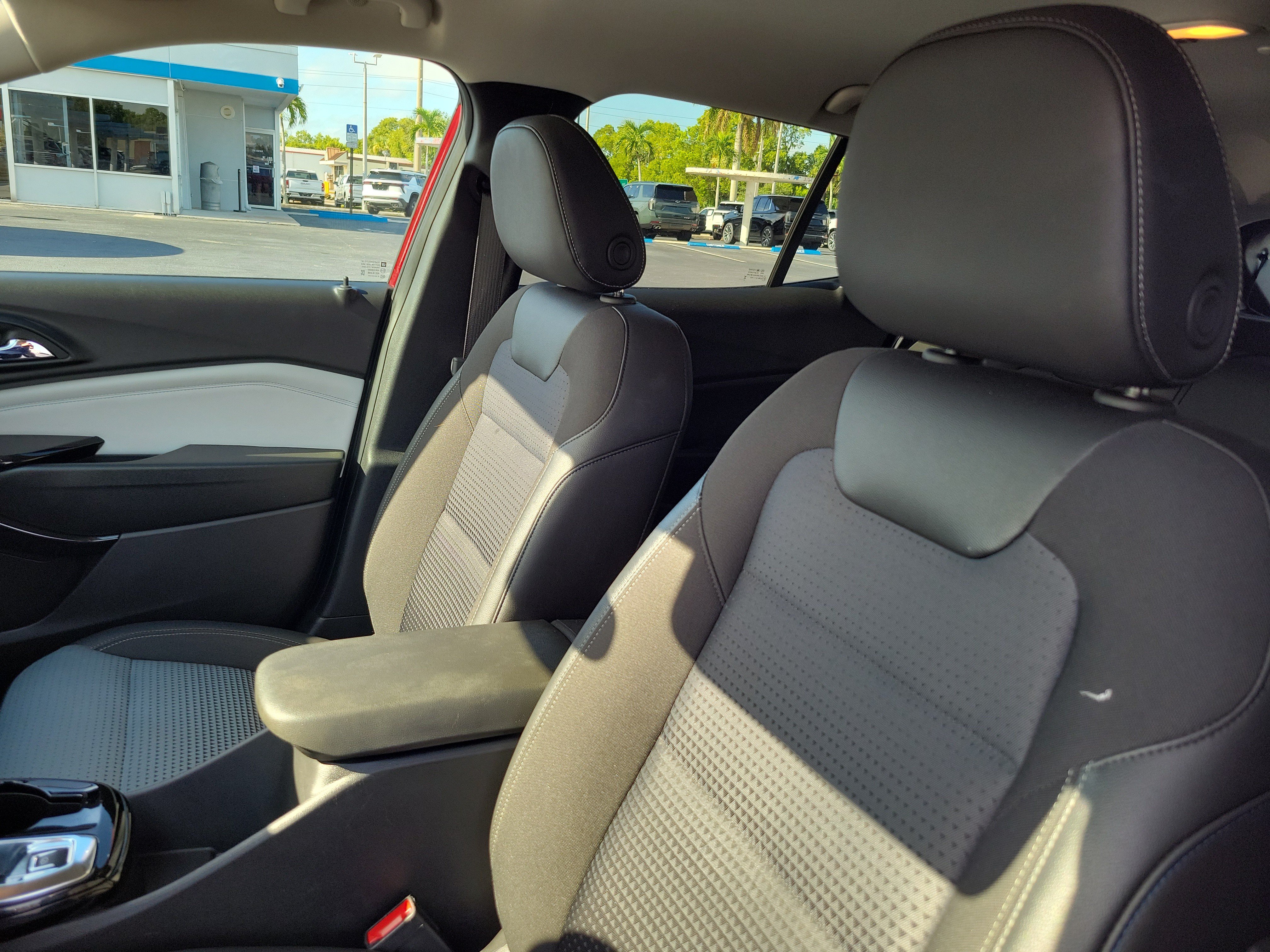 Used 2025 Chevrolet Trax LT w/ LT Convenience Package FWD image 15