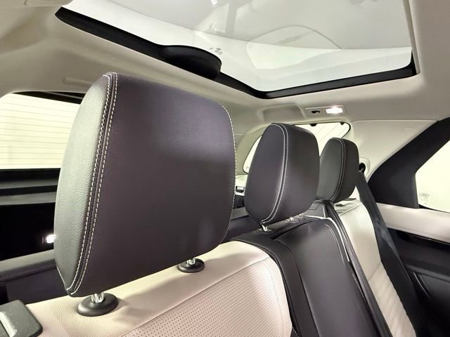 Certified 2025 Land Rover Discovery S image 28