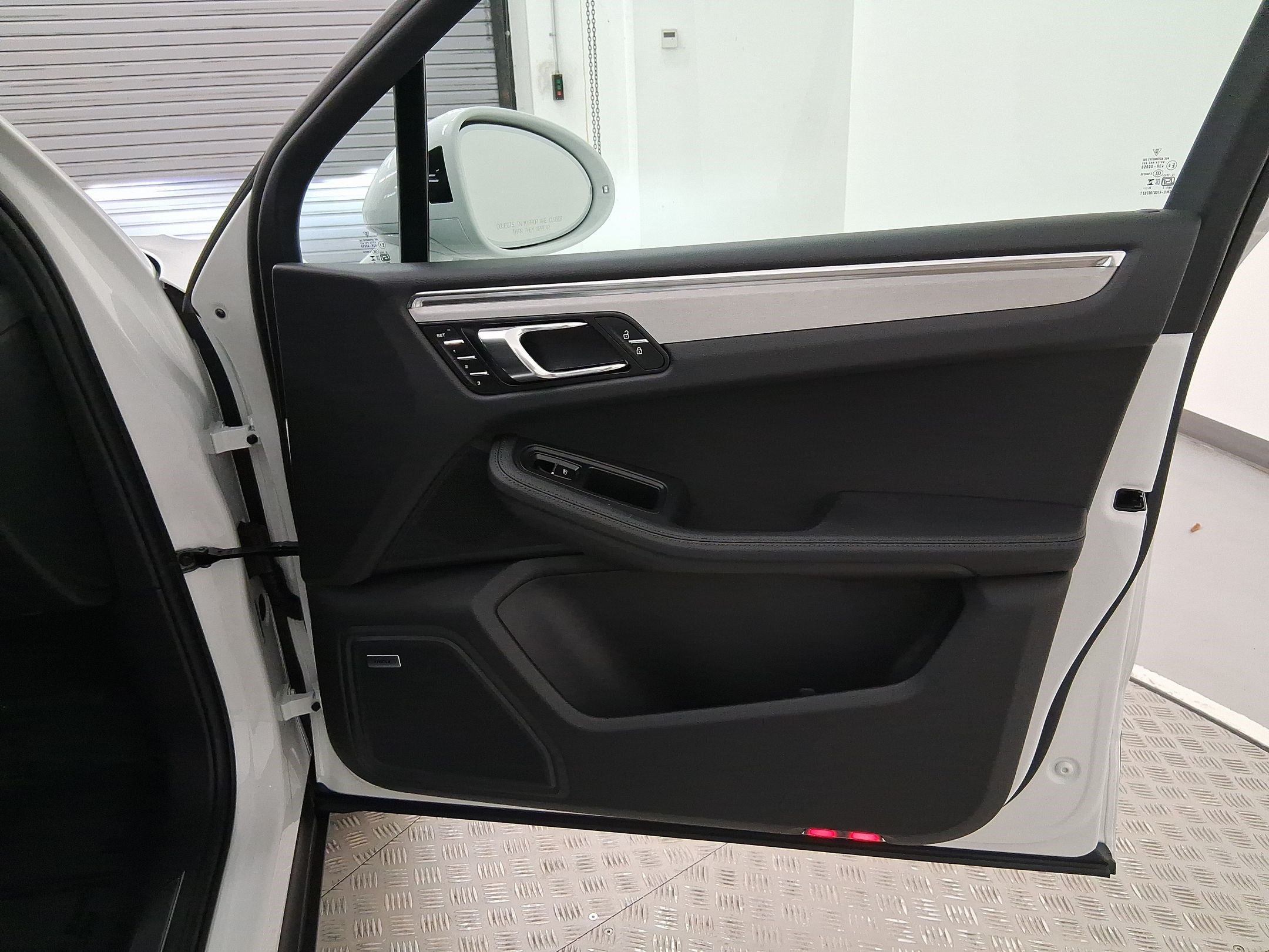 Used 2026 Porsche Macan AWD/4WD image 34