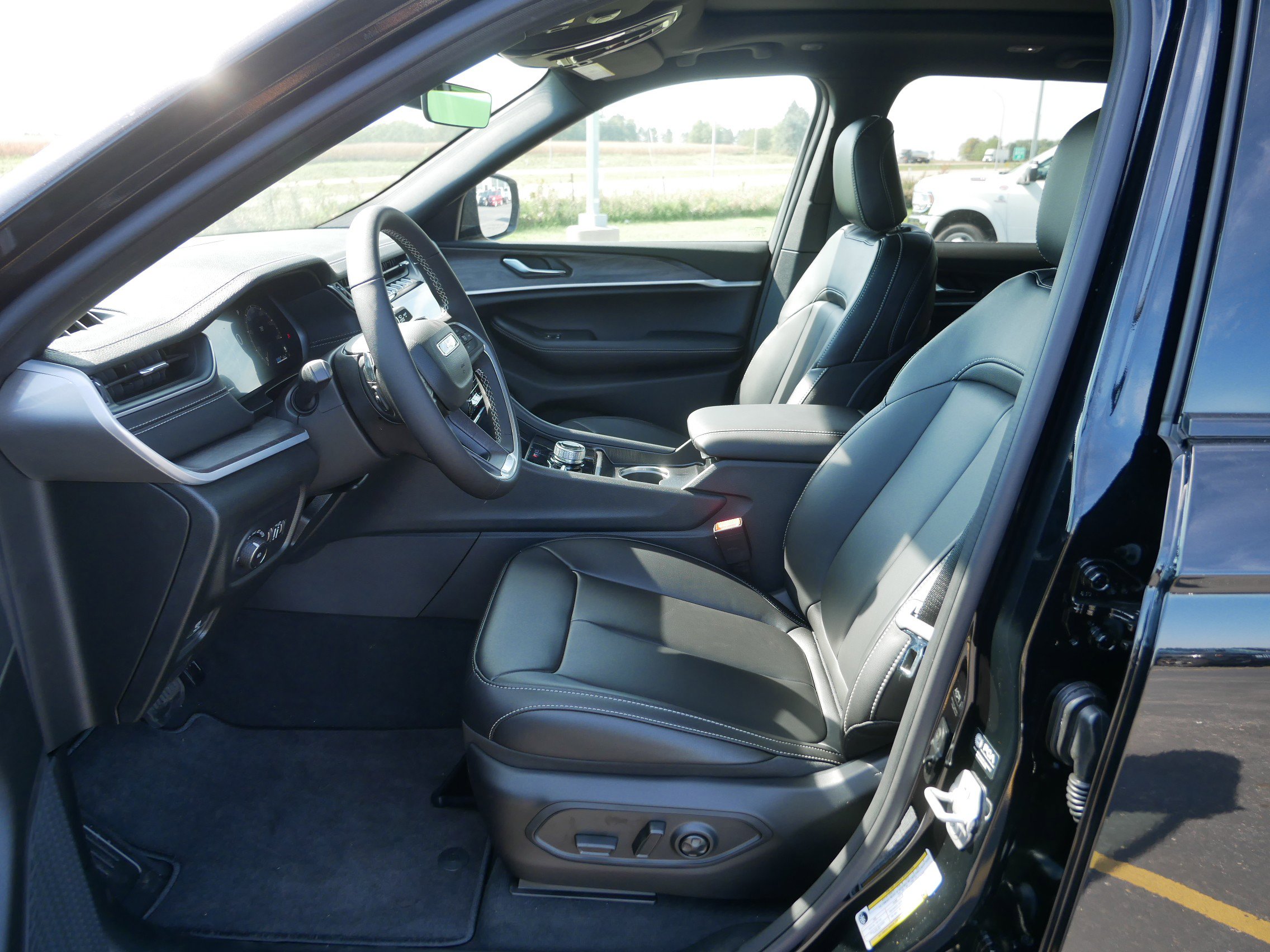 New 2025 Jeep Grand Cherokee Limited w/ Black Appearance Package image 6